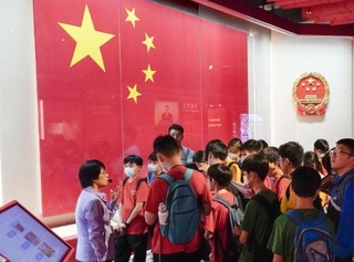 　国家安全をテーマにした常設展示施設を訪れた生徒ら＝２７日、香港（共同）