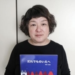 　絵本を手にする新井由木子さん＝２０２５年５月、埼玉県草加市