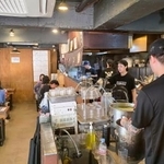 　ソウルのラーメン店「豚人」の店内。昼の開店前から数人の客が並んでいた＝５月２８日（共同）