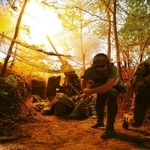 　ロシア軍に向けてりゅう弾砲を発射するウクライナ兵士＝２日、ウクライナ・ハルキウ州（ウクライナ軍提供・ロイター＝共同）