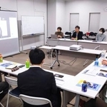 　ひきこもり経験者が企画、編集、発行までを手がける季刊誌「ＳＨＩＰ！」の編集会議＝３月、東京都渋谷区