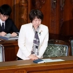 　参院本会議で教員給与特別措置法などの改正法が可決、成立し、一礼する阿部文科相＝１１日午前