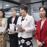 　報道陣の取材に応じる自民党の上川陽子衆院議員（中央右）と堀川惠子さん（同左）ら＝５月、厚労省