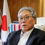 　取材に応じる佐賀県玄海町の脇山伸太郎町長