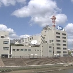 　鹿児島市の甲突川沿いに立つ南日本放送の社屋（ＭＢＣ提供）
