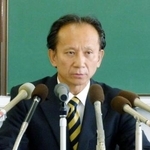 　中国漁船船長の釈放を発表する那覇地検の鈴木亨次席検事＝２０１０年９月２４日、那覇市
