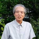 　自宅の庭でインタビューに答える新城俊昭さん