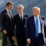 　Ｇ７サミットで撮影に臨む各国首脳。左から、フランスのマクロン大統領、カナダのカーニー首相、トランプ米大統領＝１６日、カナダ西部カナナスキス（Ｔｈｅ　Ｃａｎａｄｉａｎ　Ｐｒｅｓｓ提供・ＡＰ＝共同）