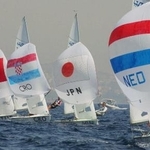　男子４７０級最終レースでアテネ沖を帆走する関一人、轟賢二郎組（右から２艇目）（共同）