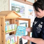 　香川県立琴平高に設置された図書館を管理する図書館司書の熊野明美さん＝６月