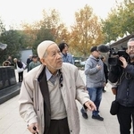 　中国天津市でドキュメンタリー映画「老華僑は黙らない（仮題）」の撮影に臨む林伯耀さん＝２０２４年１１月（撮影・江里口暁子）