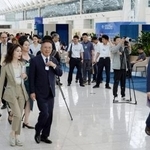 　夏季ダボス会議の会場を移動する参加者ら＝２４日、中国天津市（共同）