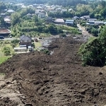 　千葉県多古町の住宅近くで違法に盛られ、崩落した土砂＝２０２１年６月（同町提供）