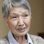 　新潟水俣病の症状を話す菅原ハルさん＝２０２５年４月、新潟市