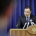 　白石隆浩死刑囚の死刑執行について記者会見する鈴木法相＝２７日午前、法務省