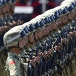 　「抗日戦争と世界反ファシズム戦争勝利７０周年」の軍事パレードで、北京の天安門前を行進する中国人民解放軍兵士＝２０１５年９月３日（共同）