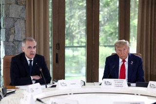 　Ｇ７サミットに出席したカナダのカーニー首相（左）とトランプ米大統領＝６月１６日、カナダ西部カナナスキス（ロイター＝共同）