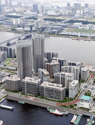 　東京都中央区のマンション群＝６月（共同通信社ヘリから）