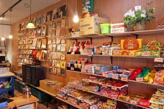 　駄菓子とレコードが並ぶ「エキニシマーシャル」の店内＝２０２５年５月、名古屋市