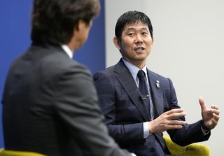 　対談する日本の森保一監督