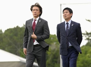 　韓国の洪明甫監督（左）と日本の森保一監督