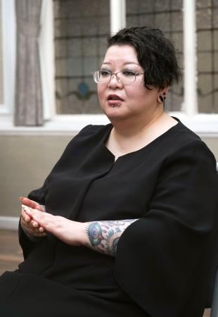　ダガー賞の授賞式を前にインタビューに答える王谷晶さん＝３日、ロンドン（共同）