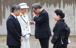 　慰霊碑に供花した後、遺族の鈴木富佐江さんに声をかけられる天皇、皇后両陛下。右から２人目は日本遺族会会長の水落敏栄さん＝８日、ウランバートル郊外（代表撮影・共同）