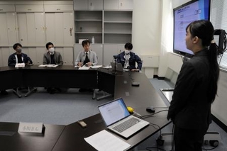 　気象防災アドバイザー研修の一環で、災害について東京管区気象台の職員に解説する記者（右端）＝２０２５年１月、東京都清瀬市