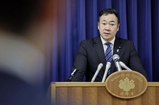 　白石隆浩死刑囚の死刑執行について記者会見する鈴木法相＝６月２７日、法務省