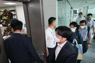 　韓国の尹錫悦前大統領の妻を巡る疑惑で、野党議員事務所の捜索に入る捜査関係者ら＝８日、ソウル（聯合＝共同）