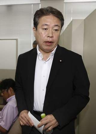　記者会見を終え、引き揚げる自民党の鶴保庸介参院予算委員長＝９日、和歌山市