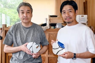　作品を持つ「ＣＡＣＬ」の奥山純一社長（右）と慶塚英信さん＝２０２５年６月、石川県能美市