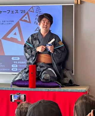 　防災イベントで落語を披露する尾形和哉弁護士＝２０２５年５月、名古屋市