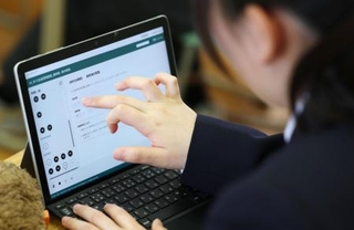 　全国学力・学習状況調査でオンライン方式での中３理科のテストを前に、デジタル端末の操作練習をする生徒＝４月、東京都内の中学校