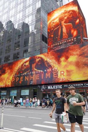 米ニューヨークに掲示された映画「オッペンハイマー」の広告＝２０２３年７月