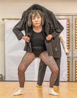 　網タイツを履いて、堂々と舞台上で芸を披露＝２０２５年３月、山口市