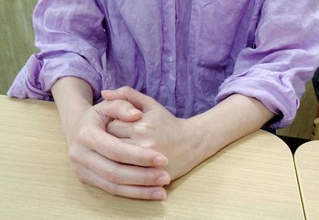 　取材に応じるキッズコーポレーションの元社員、高橋さん（仮名）＝４月