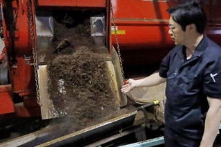 　独自の製造方法で作られた木質飼料「キャトルエース」＝北海道北見市