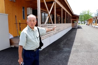 　山形県戸沢村の仮設住宅で暮らす佐藤一春さん＝１２日