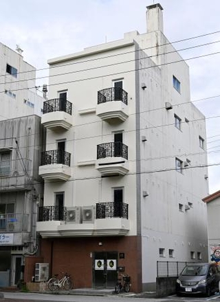 　高知市で新たに開設された５階建てビルのモスク＝１１日