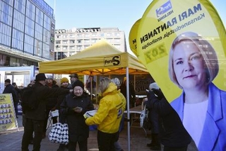 　フィンランド議会選の投票を前に活動するフィン人党支持者ら。女性の候補者が目立つ