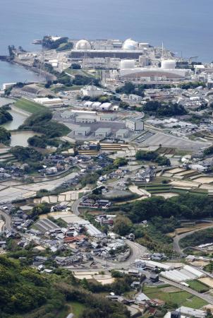 　九州電力玄海原発（奥）が立地する佐賀県玄海町＝２０２４年４月