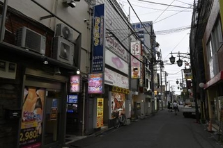 　被告が紹介していた店があった埼玉県川口市の風俗店街＝７月