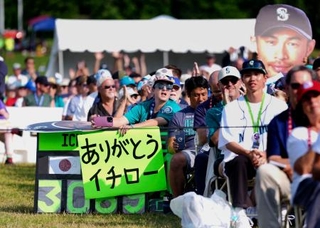 　表彰式典に集まった観客。「ありがとう　イチロー」のボードなどを手にするのは「イチ・メーター」で知られたエイミー・フランツさん＝２７日、ニューヨーク州クーパーズタウン（共同）