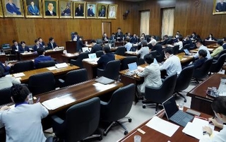 　選択的夫婦別姓制度を導入する民法改正案などの実質審議が始まった衆院法務委＝６月４日