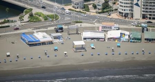 　津波警報が発令され、海水浴客が避難した神奈川県藤沢市の海水浴場＝３０日午後０時６分（共同通信社ヘリから）