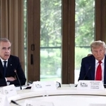 　Ｇ７サミットに出席したカナダのカーニー首相（左）とトランプ米大統領＝６月１６日、カナダ西部カナナスキス（ロイター＝共同）