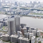　東京都中央区のマンション群＝６月（共同通信社ヘリから）