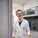 　「完璧なゆで卵」の研究を手がけたナポリ大のエルネスト・ディマイオ教授（チーム提供）