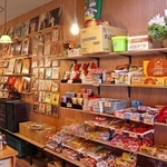 　駄菓子とレコードが並ぶ「エキニシマーシャル」の店内＝２０２５年５月、名古屋市